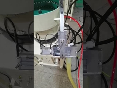 ナットおよびボルト送り装置のためのナットの送り装置