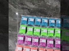 黄色く装飾的な明るい庭の小石の水晶表面を魚飼育用の水槽