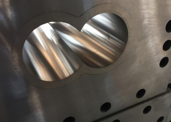 押出機はW&P Coperion ZSK70の高い耐久性をねじで締め、突進する