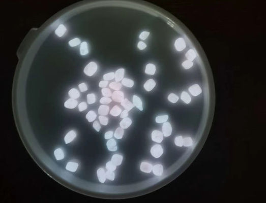 白く明るい色の高い明るさのピンクの白熱石