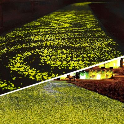 黄色く装飾的な明るい庭の小石の水晶表面を魚飼育用の水槽